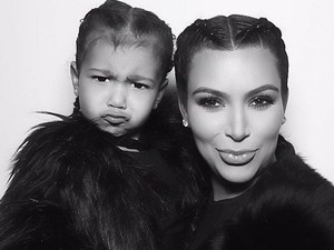 Kim Kardashian 5 éves kislánya már most úgy kontúrozza az arcát, mint a profik