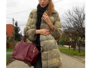 Tiszaújvárosi szűcs és a nagyi kabátja - a modell különleges szettje