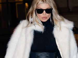 Jaj, Fergie szoknyája olyan rövid, hogy az már öv!