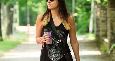 Koponyás pólóban nyitja a hetet Violetta