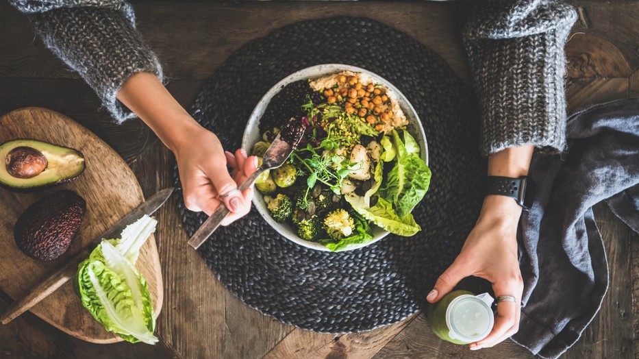 A dióféléket és a leveles zöldségeket iktassuk be az étrendünkbe a demencia ellen