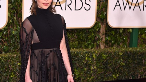 Rettenetes alaktalan ruhában a Trónok harc sztárja, Emilia Clarke
