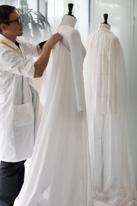 A hímzett darab, amely Maria Grazia Chiuri olasz divattervező nevéhez fűződik, fehér selyemből készült és több ezer ezüstgyöngy díszítette. A ruhát gondosan a méretére szabták, a munka több ezer óráig tartott.