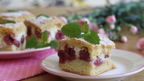 Halmozd az élvezeteket ezzel a szuperegyszerű bögrés túrós-meggyes sütivel