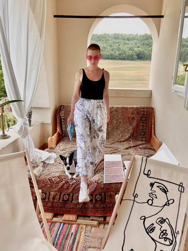 Oláh Anna a nyugalom szigetén tölt el néhány napot: egy vagány szettel ünnepelte meg