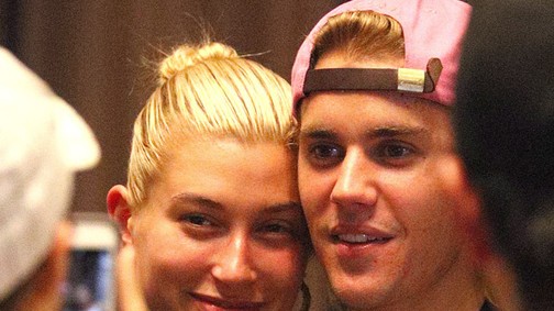 Egy 8 éves fotón Hailey Baldwin egy újságot tart, amin Justin Bieber szerepel, de nem ez a döbbenetes benne