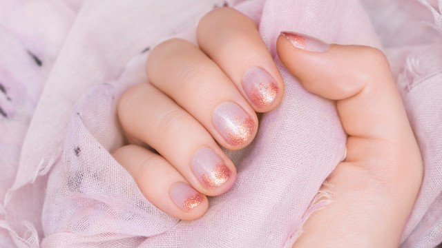 Glitteres ombre-köröm