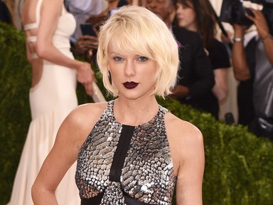 Végre! Taylor Swift nem platinaszőke többé!