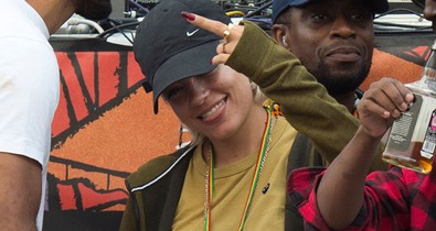 Totálisan kiütötte magát Lily Allen, úgy vitték, mint egy krumplis zsákot
