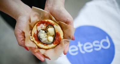 Ételt adni gondoskodás - Ismerd meg az Etesd a dokit! szervezet két alapítóját