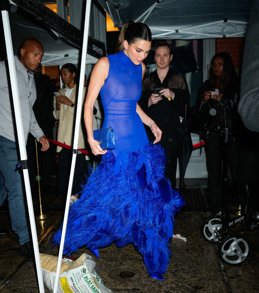 Kendall Jenner királykék meztelenruhája maga a csoda