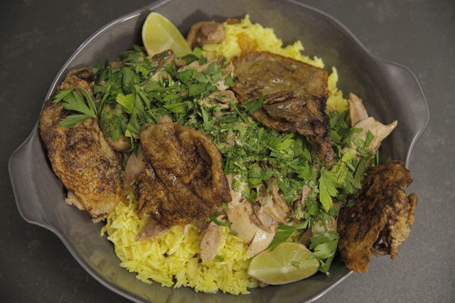 Tépett csirke mazsolás piláffal