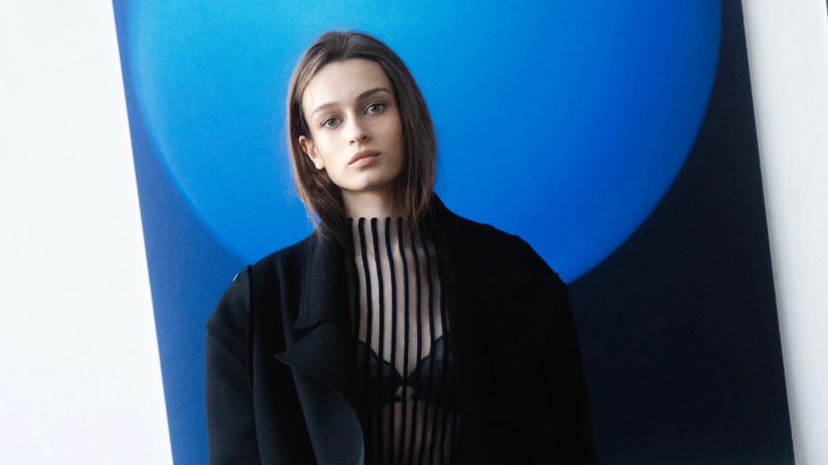 A Triumph csipkés melltartó egy áttetsző blúz alatt: a merész és elegáns nyári megjelenés kulcsa a részletekben rejlik