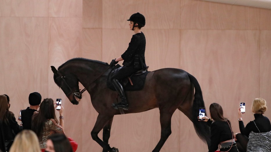 Charlotte Casiraghi a Chanel kifutóján Kuskus-on lovagolt, és ez felháborodást keltett a közösségi médiában és az állatvédő szevezetek is elítélően nyilatkoztak a divatbemutatóról