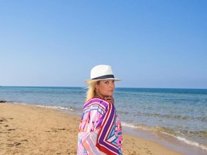 Nagyon irigyek vagyunk! Szalai Nóri egy gyönyörű strandruhában pózol a tengerparton