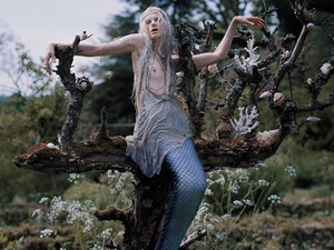 Sátáni pizza, sellő az ágyban, sérült modellek - bizarr divatanyagok