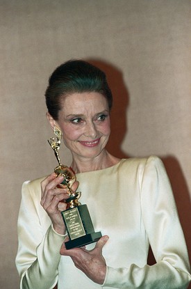 Audrey Hepburn a Golden Globe-gálán a Cecil B. DeMille-életműdíjjal a kezében. A filmvilág iránti szenvedélyét sosem veszítette el – épp ezért tisztelték annyira az utolsó pillanatig.