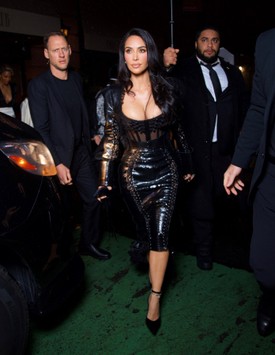 Nővére, Kim Kardashian azonban jóval merészebb szettet vállalt be: fűzős  Fındıkoğlu meztelenruhájában óriási dekoltázst villantott. 