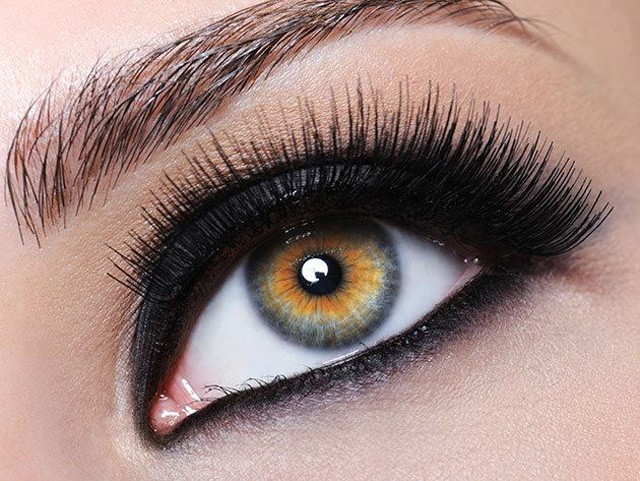 Igézz a szempilláiddal