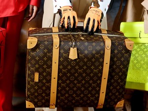 Kapaszkodj meg, ez a foszforeszkáló Louis Vuitton táska ULTRAMENŐ