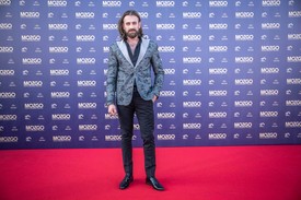 Kádár L. Gellért színész ezüst selyem brokát szövetből készült Róbert Maar szmokingban vette le a közönséget a lábáról