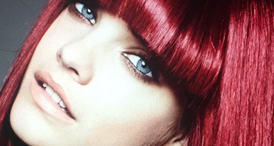 Hűha! Palvin Barbi lángoló vörös hajjal hódít