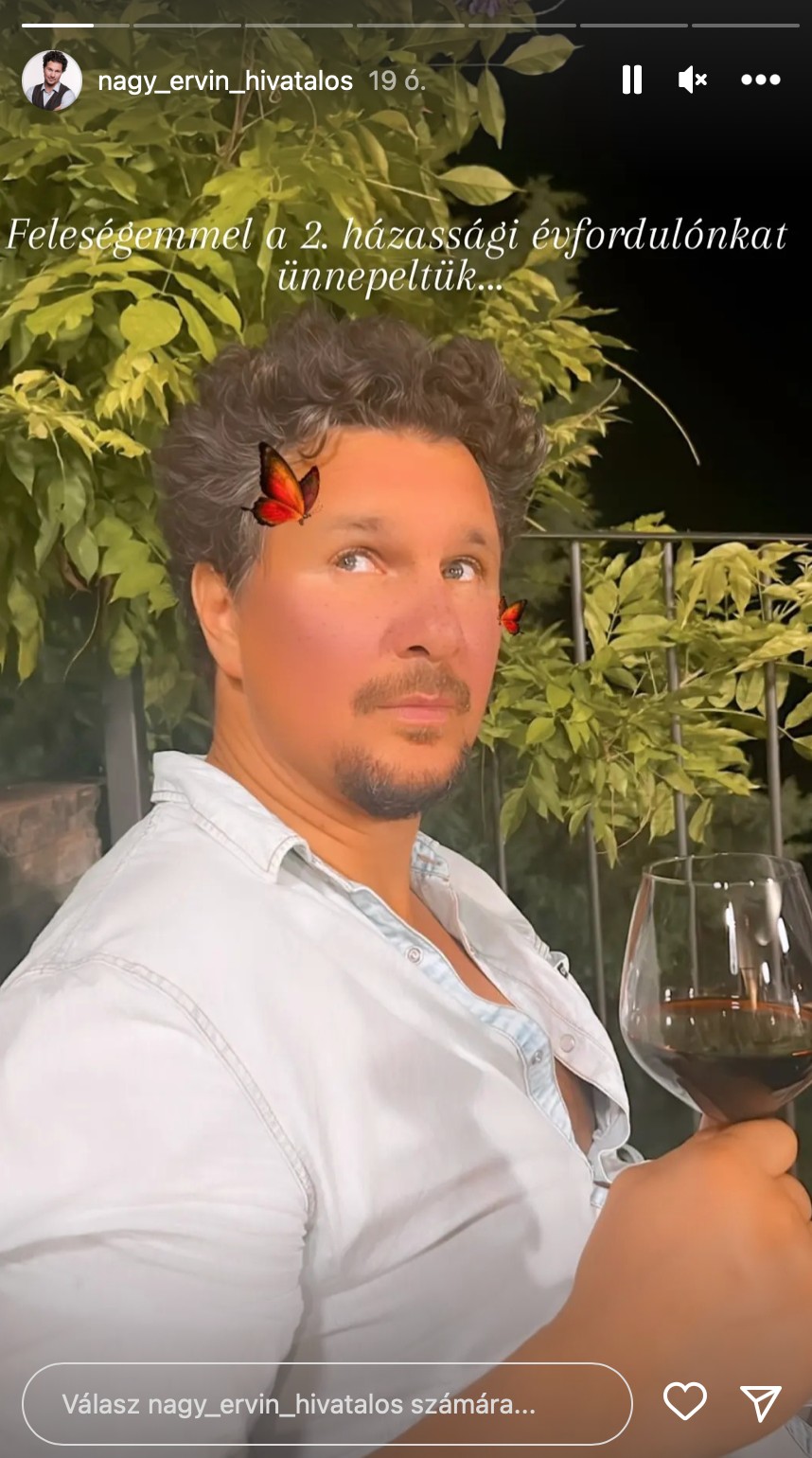 És pillangókat reptetett