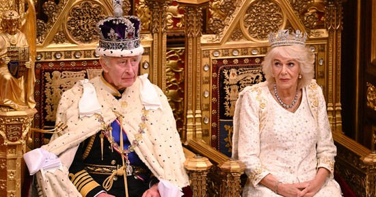 Szájról olvasó leplezte le Kamilla királyné és Károly király feszült pillanatát, ezért szidta le férjét a királyné a koronázáson