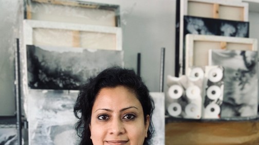 „Meg akartam találni a valódi önmagamat” - Seema Mathew festőnővel, mellrák túlélővel beszélgettünk