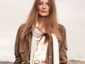 Bohém sivatagi hippi, nagyasszony fehérneműben, táskával a parton. Mihalik Enikő háromszor!