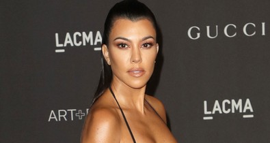 Szakítottak, de Kourtney Kardashian most egy ágyban fekszik az exével