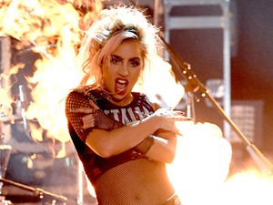 Lady Gaga látjuk a bugyid! Már a turné első napján sokkolt!