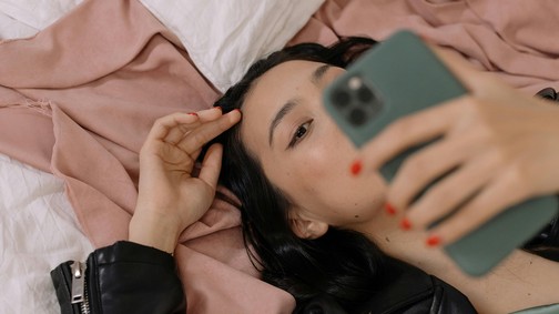Szakértő figyelmeztet: akár meg is betegedhetsz, ha evés közben nálad van a mobiltelefonod is