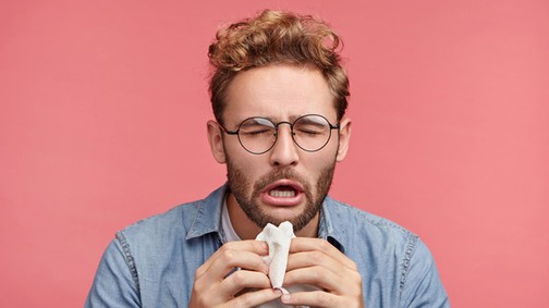 Micsoda?! Ennek a férfinak garatszakadása lett egy tüsszentés miatt