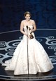 2013: Jennifer Lawrence Christian Dior Couture ruhája tökéletesen kiegészítette a kezében tündöklő Oscar-díjat
