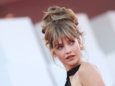 Palvin Barbara földöntúli szépség, áttetsző felsőben hódít a párizsi divathéten