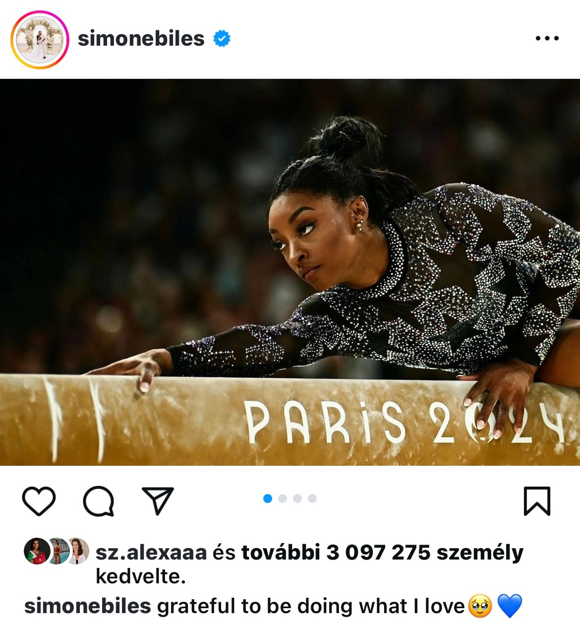 A 2024-es olimpia nagyon izgalmas volt Simone Biles számára, ahol megerősítette státuszát minden idők legjobb tornászaként. 27 évesen a történelem legtöbb érmével kitüntetett, és a legidősebb női tornász is, aki valaha olimpiai aranyat nyert. Nem mintha kristályokra lenne szüksége a ragyogáshoz, de a kiválóságához illő stílusos tornadresszeket viselt a versenyek alatt, amelyeket Swarovski kristályok díszítettek. 