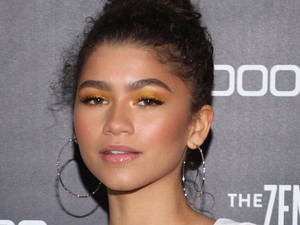 Húha! Zendaya egy arany miniruhában szexizik a Colosseum előtt