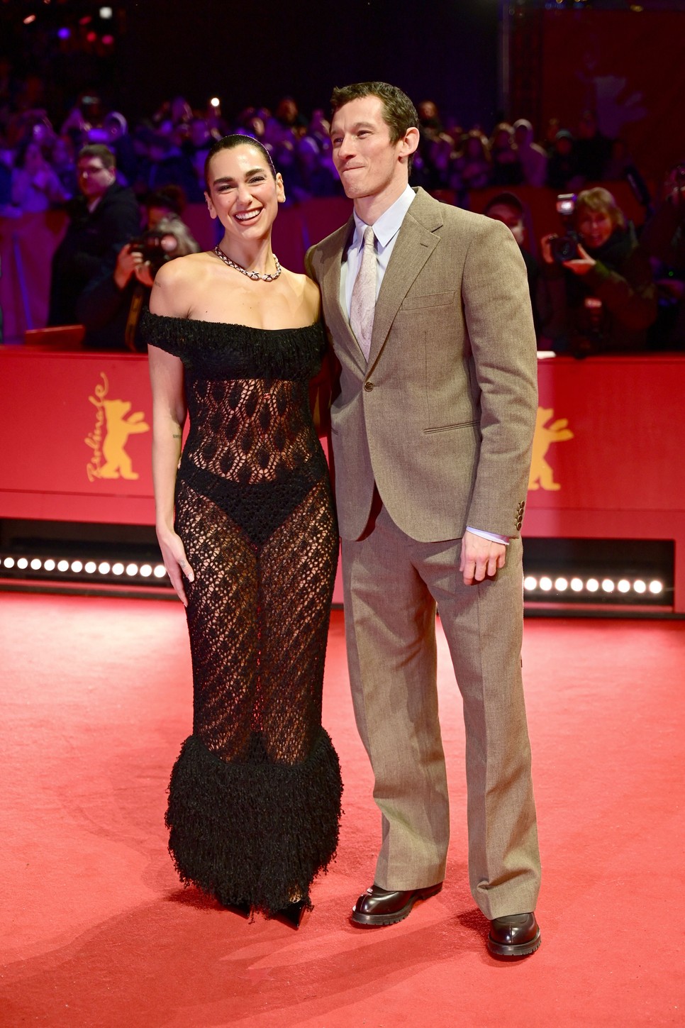 Dua Lipa és Callum Turner azonnal magukra vonzották a tekinteteket a vörös szőnyegen 