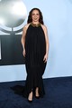 Maya Rudolph egy éjfekete Chanel kreációban érkezett a 2026-os Tony Awards vörös szőnyegére. A színésznő földig érő, finoman redőzött ruhája a nyakrésznél elhelyezett, borostyánszínű és arany tónusú kövekből álló nyakék-megoldástól vált igazán különlegessé. A szettet a ruha alján található, finom fodrokból álló szabás és a hátul hosszan omló uszály tette teljessé, ami kifinomult eleganciát kölcsönzött a megjelenésének.