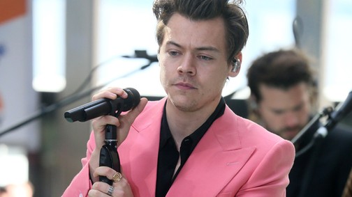 Na ne! Harry Styles tényleg asztalterítőből szabott öltönyben flangált