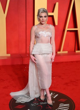 2024 - Florence Pugh a Vanity Fair Oscar-partiján a Jean Paul Gaultier divatház számára Simone Rocha által tervezett meztelenruhában vonult be. A nőies hímzésekkel díszített ruhát peplum szoknya egészítette ki, amely uszályban folytatódott. A végeredmény nagyon merész és egyben káprázatos volt.