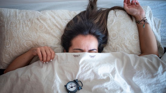 Itthon a felnőttek közel egyharmada küzd időszakos vagy tartós alváshiánnyal, pedig már egyetlen éjszaka rossz alvás is komoly fizikai tüneteket okoz