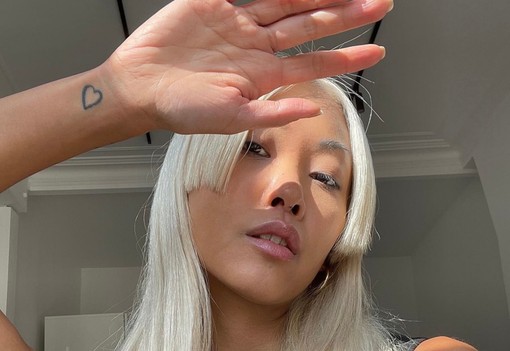 Zendaya szinte felismerhetetlen új frizurájával, köszönhetően a medúza hajtrendnek