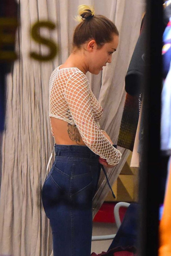 Miley Cyrus, mellvillantás, mellei, villantás