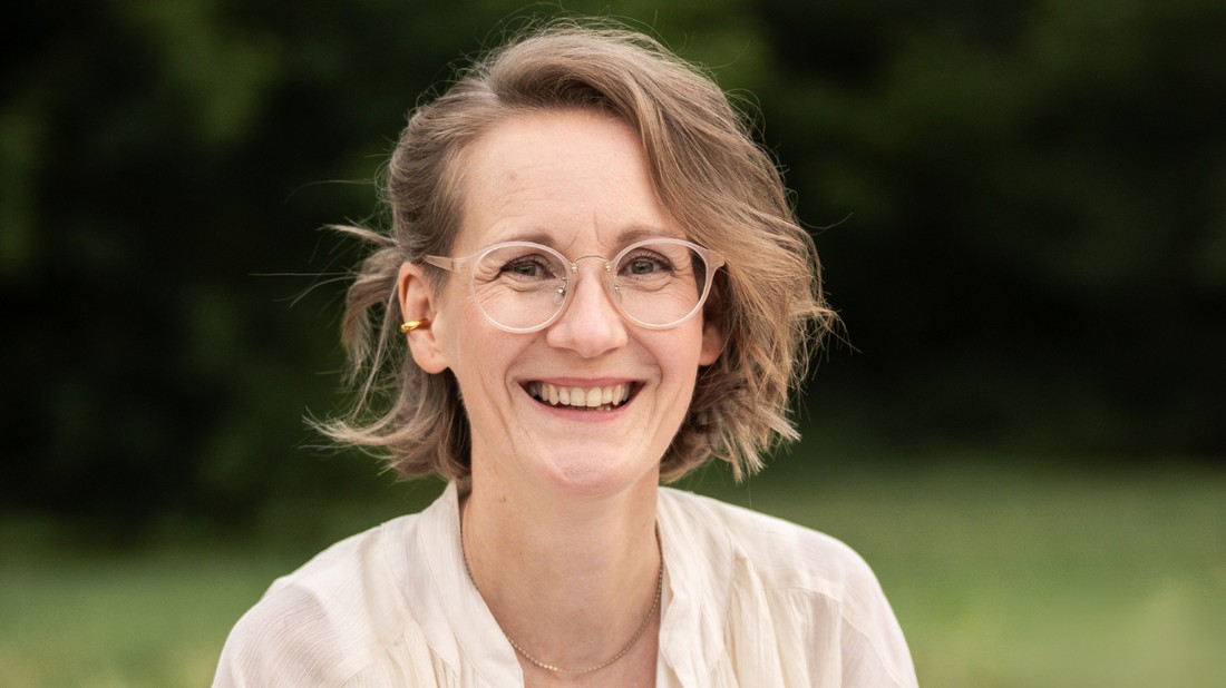 Tóth-Vásárhelyi Réka a kokeshi babák készítése során a hagyományt ötvözi a saját stílussal, minden babának lelket adva, miközben buddhista hitvilágából is inspirálódik