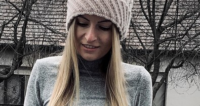 A Kuglófos lány bohém sapkájával még ezt a szürke napot is feldobja