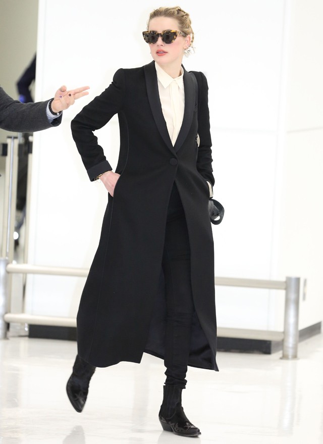 A hét repülőtéri szettjét Amber Heard villantotta, ez a szmokingszabású hosszú kabát nagyon vagány darab