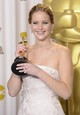 2013 - Miközben Jennifer Lawrence átvette a legjobb színésznőnek járó Oscar-díjat, egy 12 karátos gyémánt fülbevalót és egy bámulatos gyűrűt viselt. Ami igazán teljessé tette az összhatást, az a vékony, 74 karátnyi gyémánttal kirakott nyaklánc volt, amely finoman követte a kulcscsont vonalát. Az 150 gyémántkőből álló, hosszú nyaklánc a hátát is díszítette, még lenyűgözőbbé téve ezt a káprázatos ékszert.