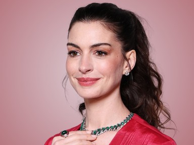 Anne Hathaway istennőként ragyogott vörös ruhájában, a 43 éves színésznő gyönyörűbb, mint valaha